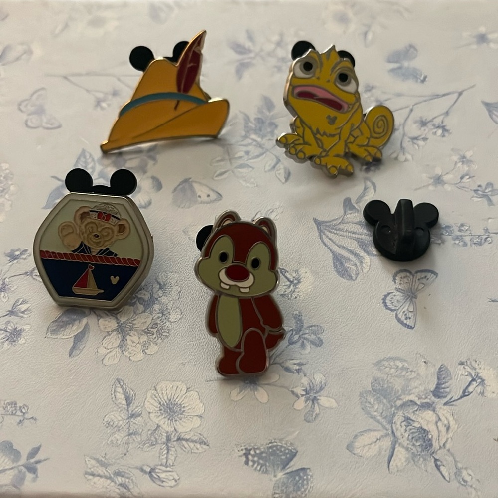 4 Disney trading pins (+ and extra back)